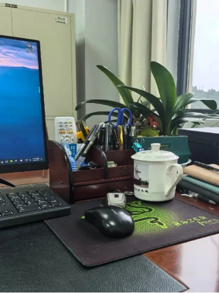 普本生毕业一不小心进入国企，每月6000偷着