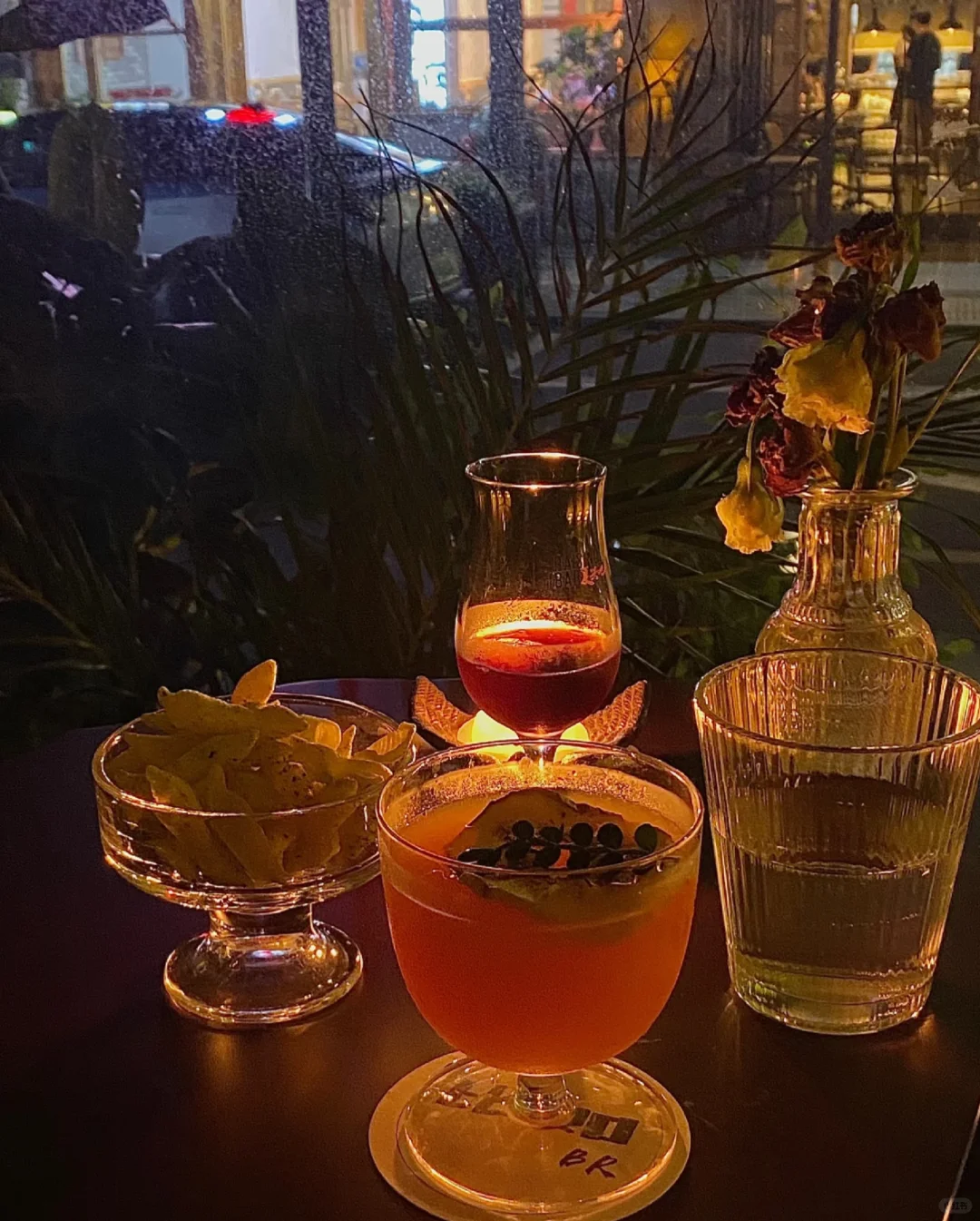 招聘服务员7000+可日结，可兼职，包吃住