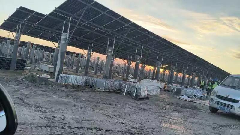 大量要人一天500～800 招光伏安装工 周结！