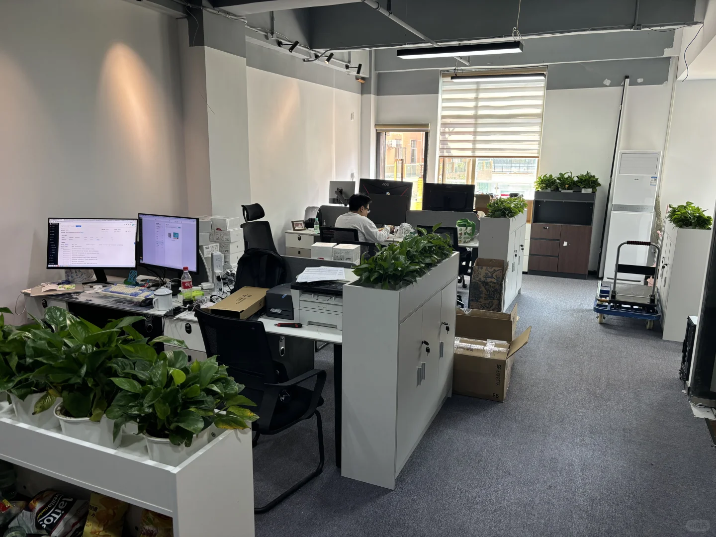 公司招人啦，招仓库一名，负责，细心，肯吃