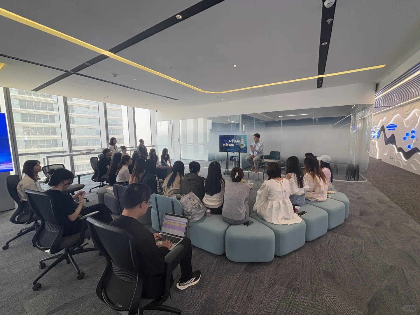 青岛海边办公の神仙公司招人力实习生啦！