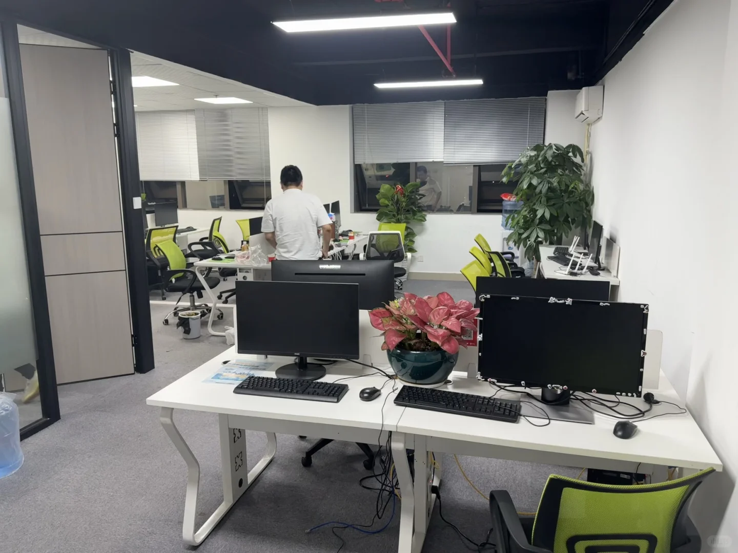 招人事 底薪5000+提成+前勤