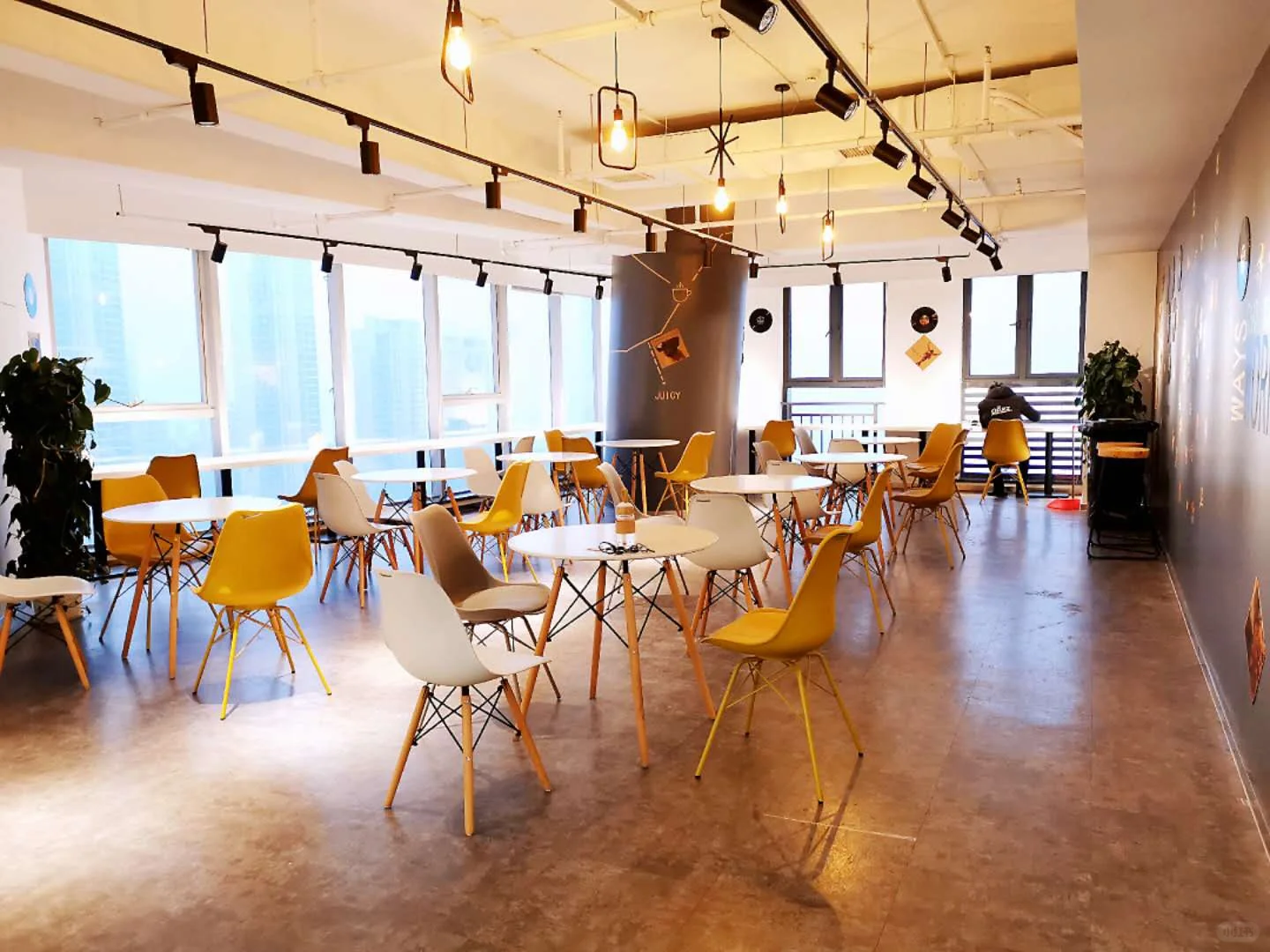 月休8天+五险一金+上市外企纯文职不加班