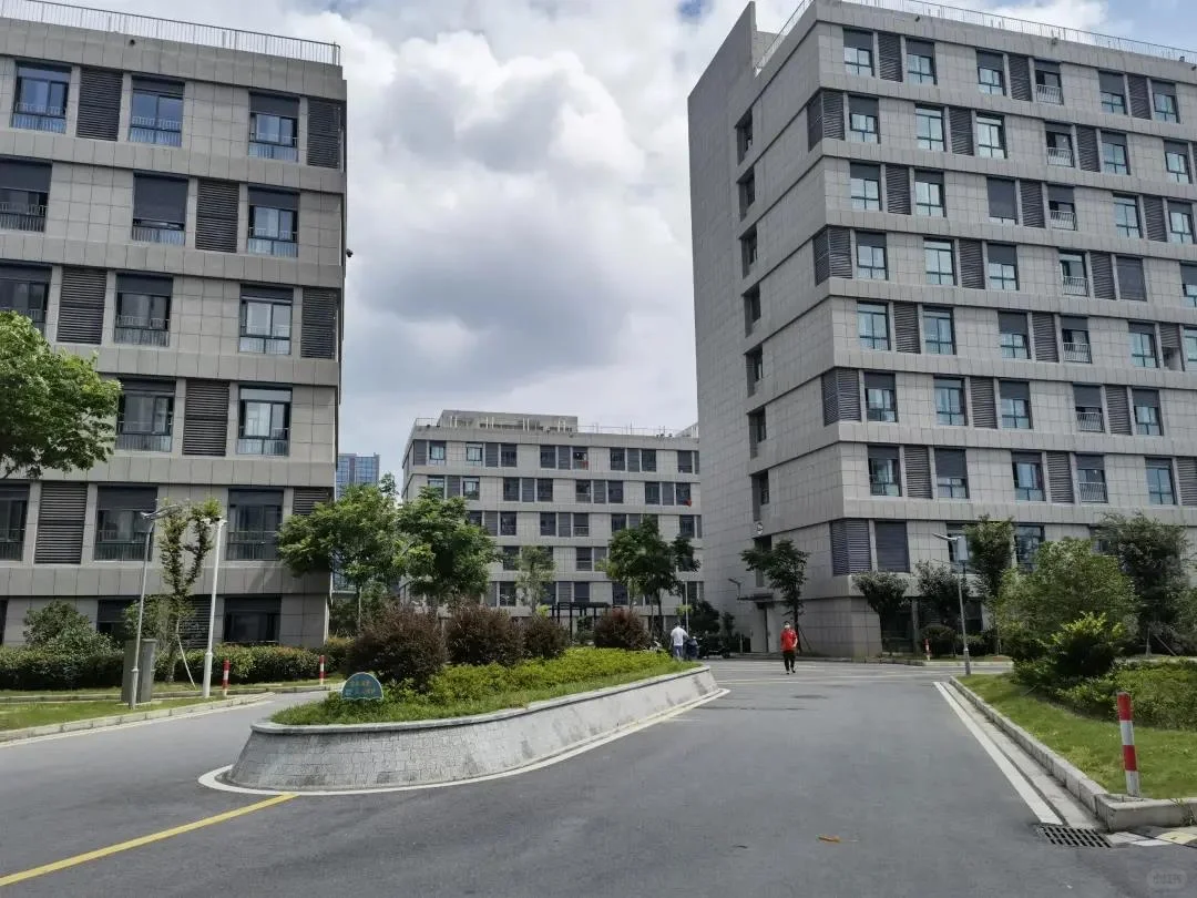 苏州两班倒工厂 8000坐岗包吃住 长白班6500