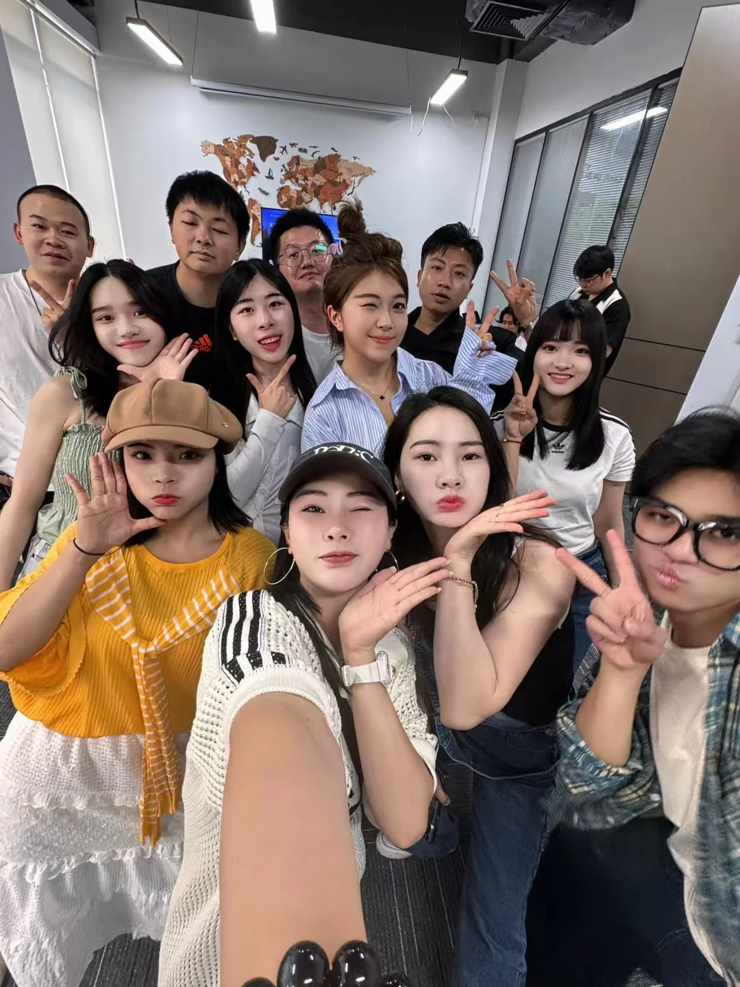 欢迎大家加入我的公司！请看我的简历