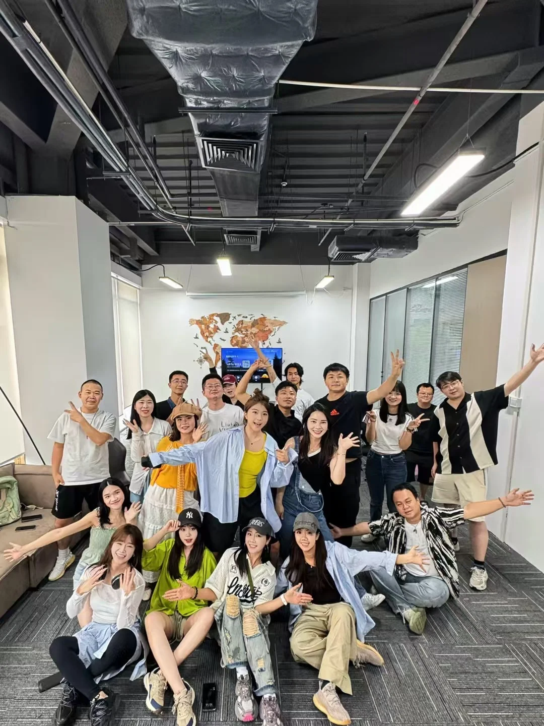 欢迎大家加入我的公司！请看我的简历