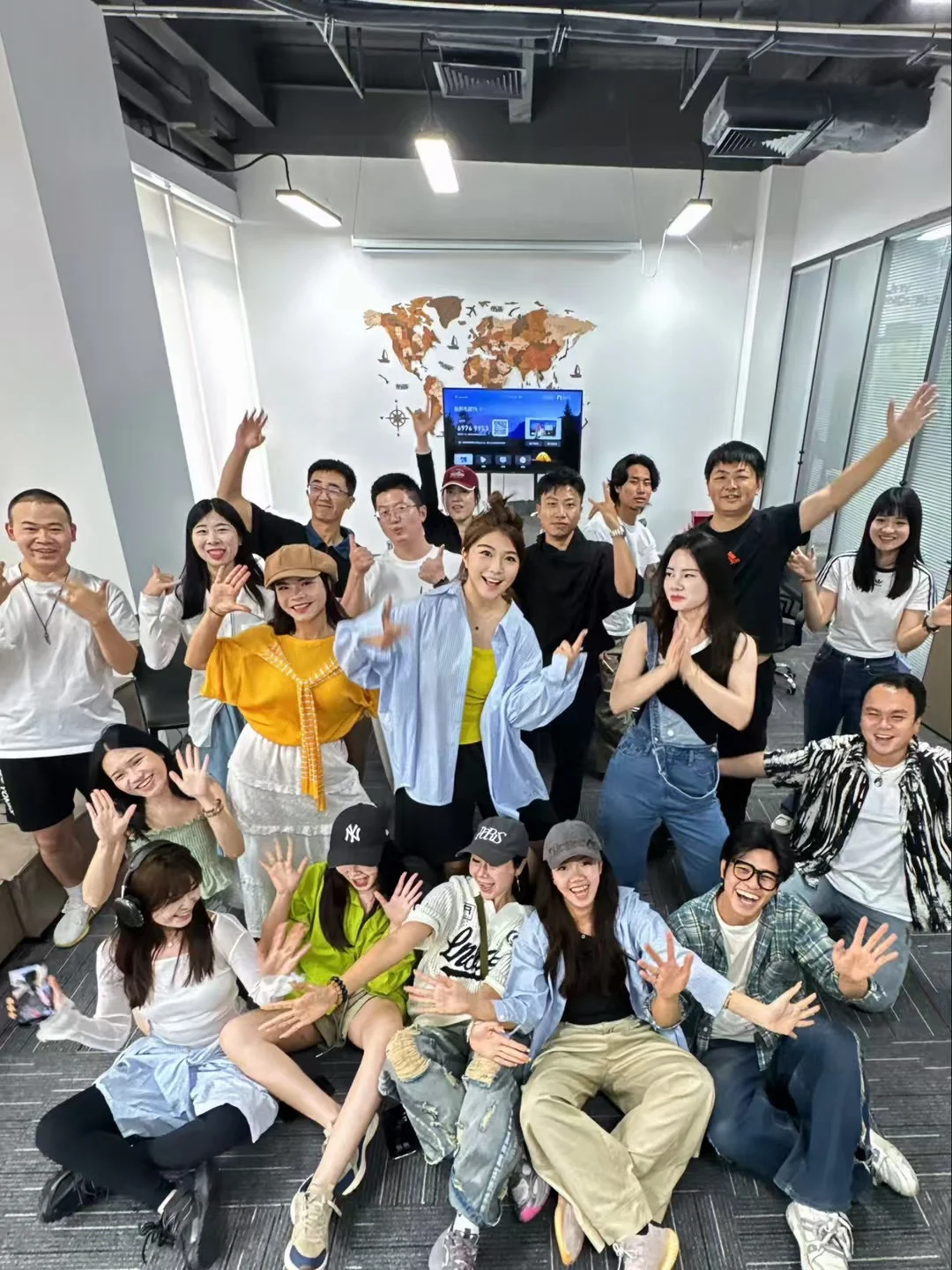 欢迎大家加入我的公司！请看我的简历