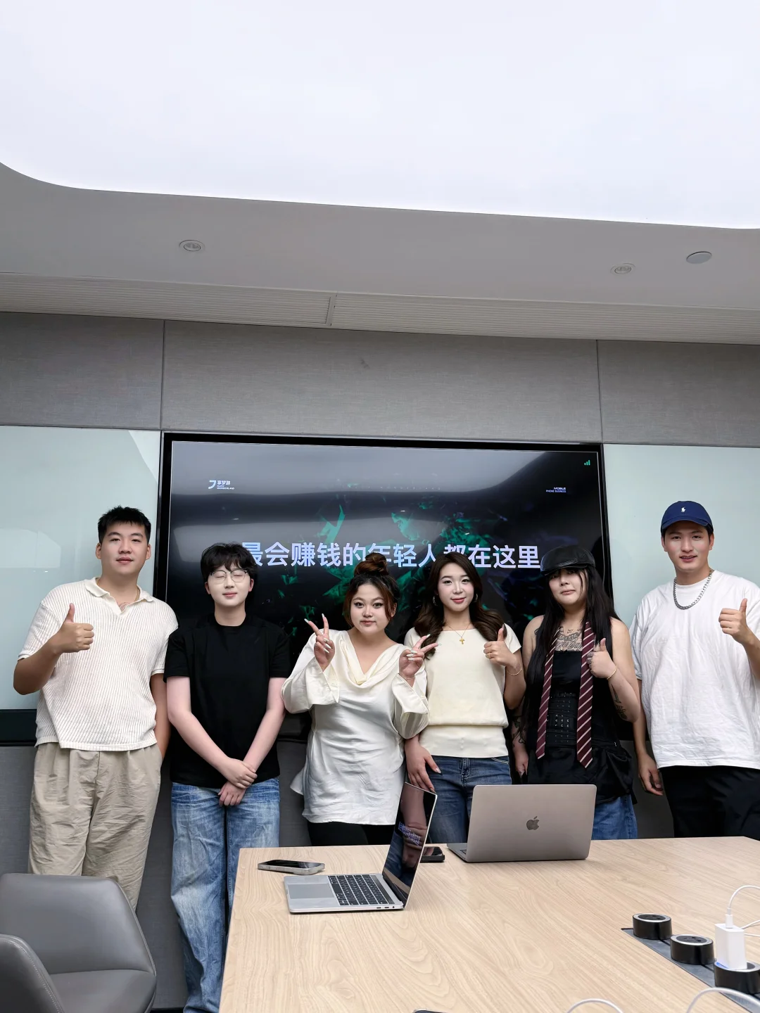 欢迎大家加入我的公司！请看我的简历