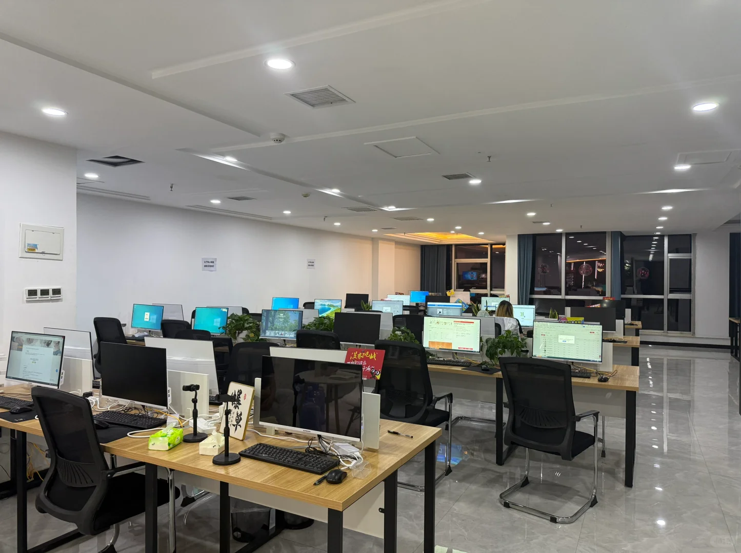 00后老板创业开公司，招不到人呀～