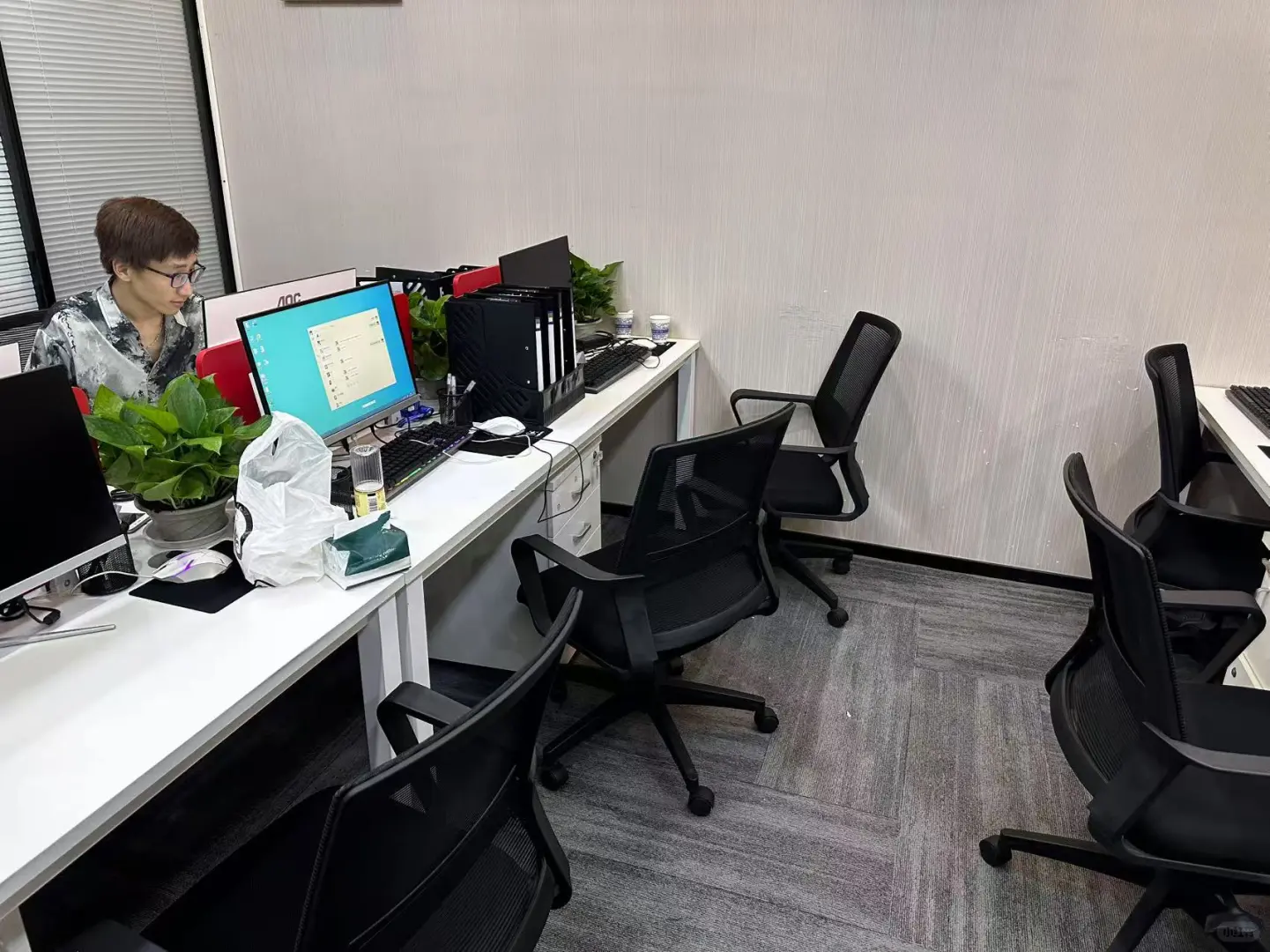 龙华区招人啦😋 (包吃包住宿)