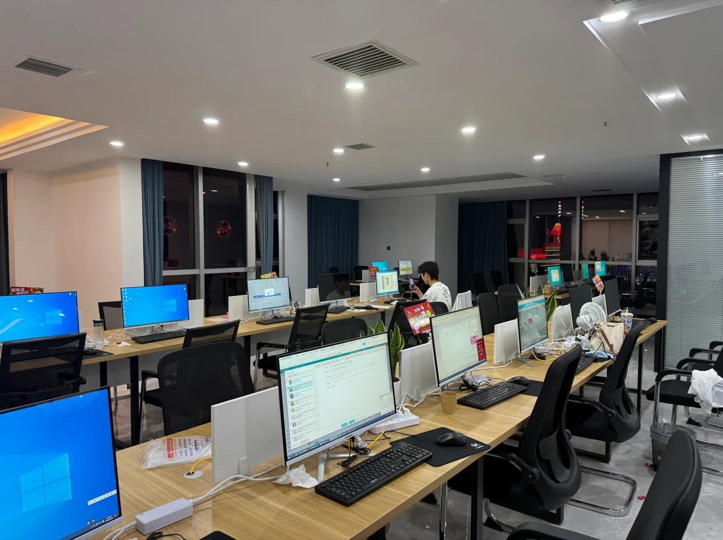 00后老板创业开公司，招不到人呀～