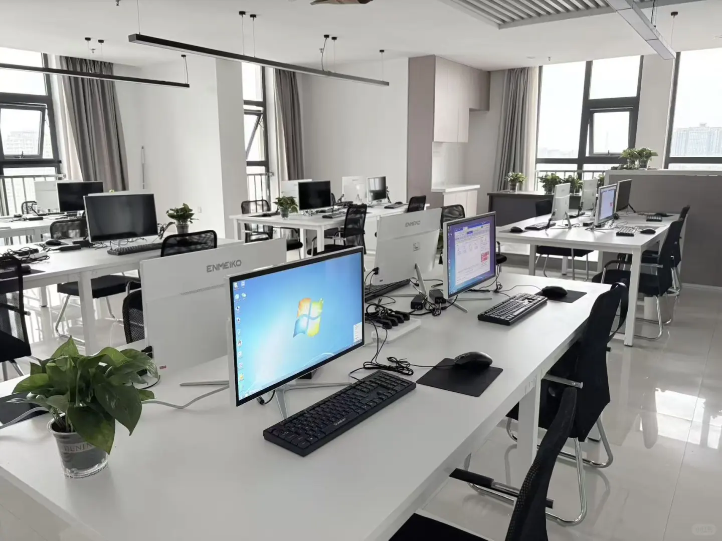 05 年男生在家开了公司 无人面试