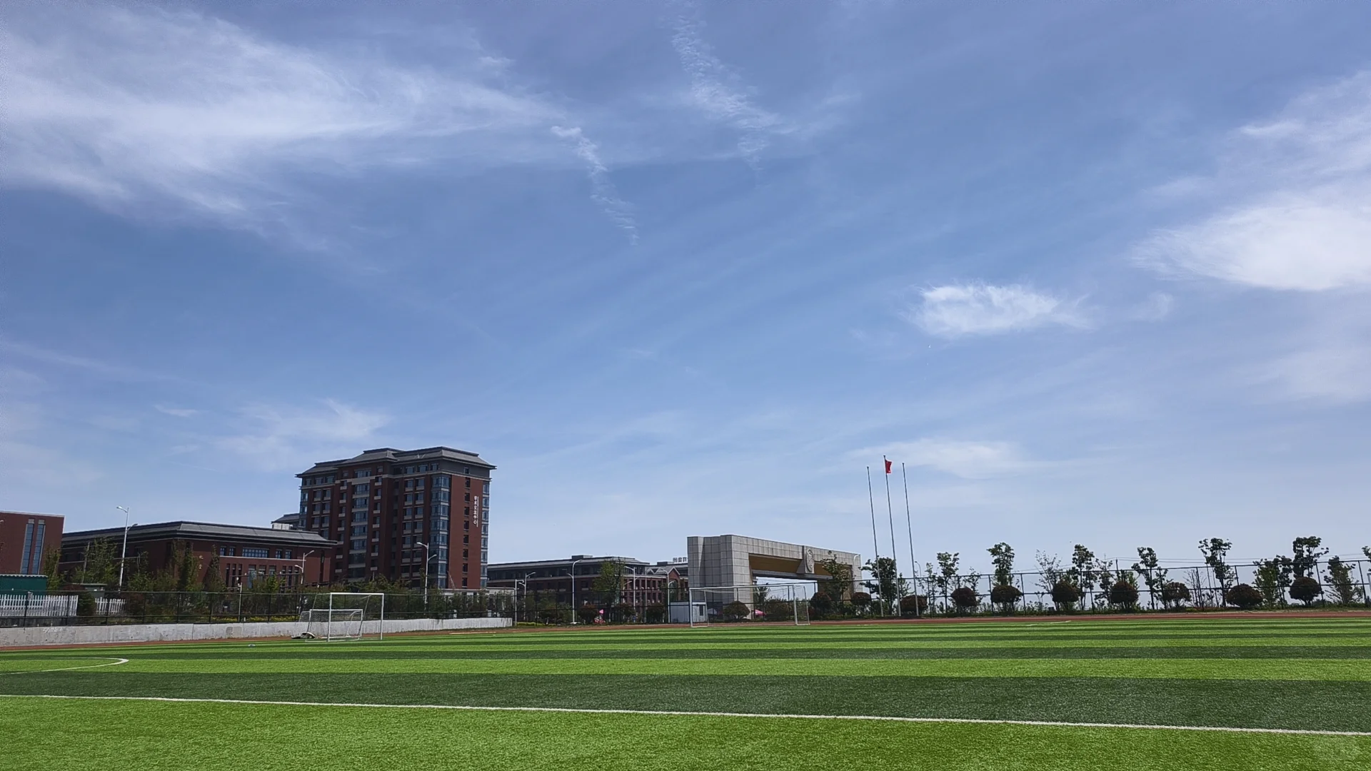 是晴空万里，是蓝蓝的天，是我的四年