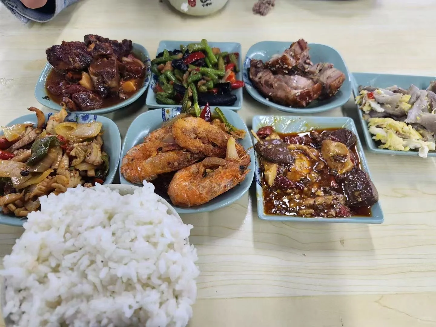 05女大在厂里上班包吃包住赚六千