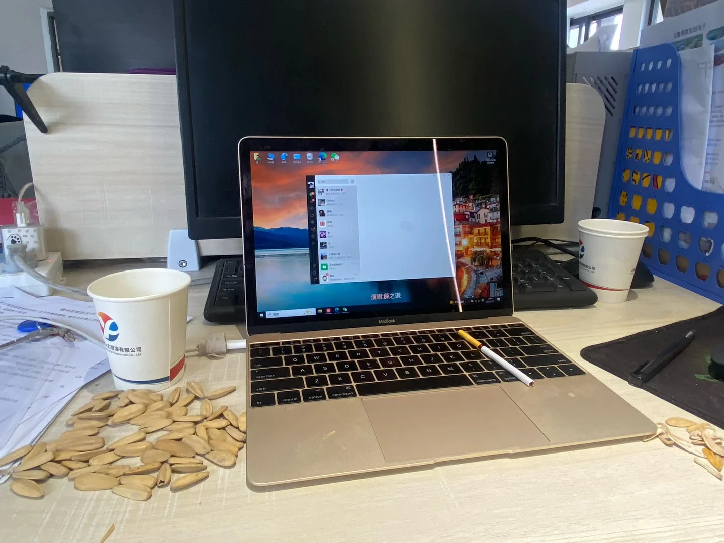 这里有文员小姐姐～～