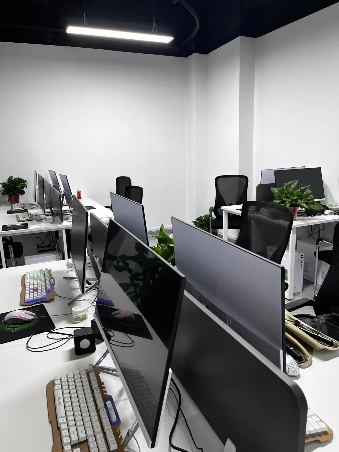 工位还空了一大半，还没有工作的大学生快来！