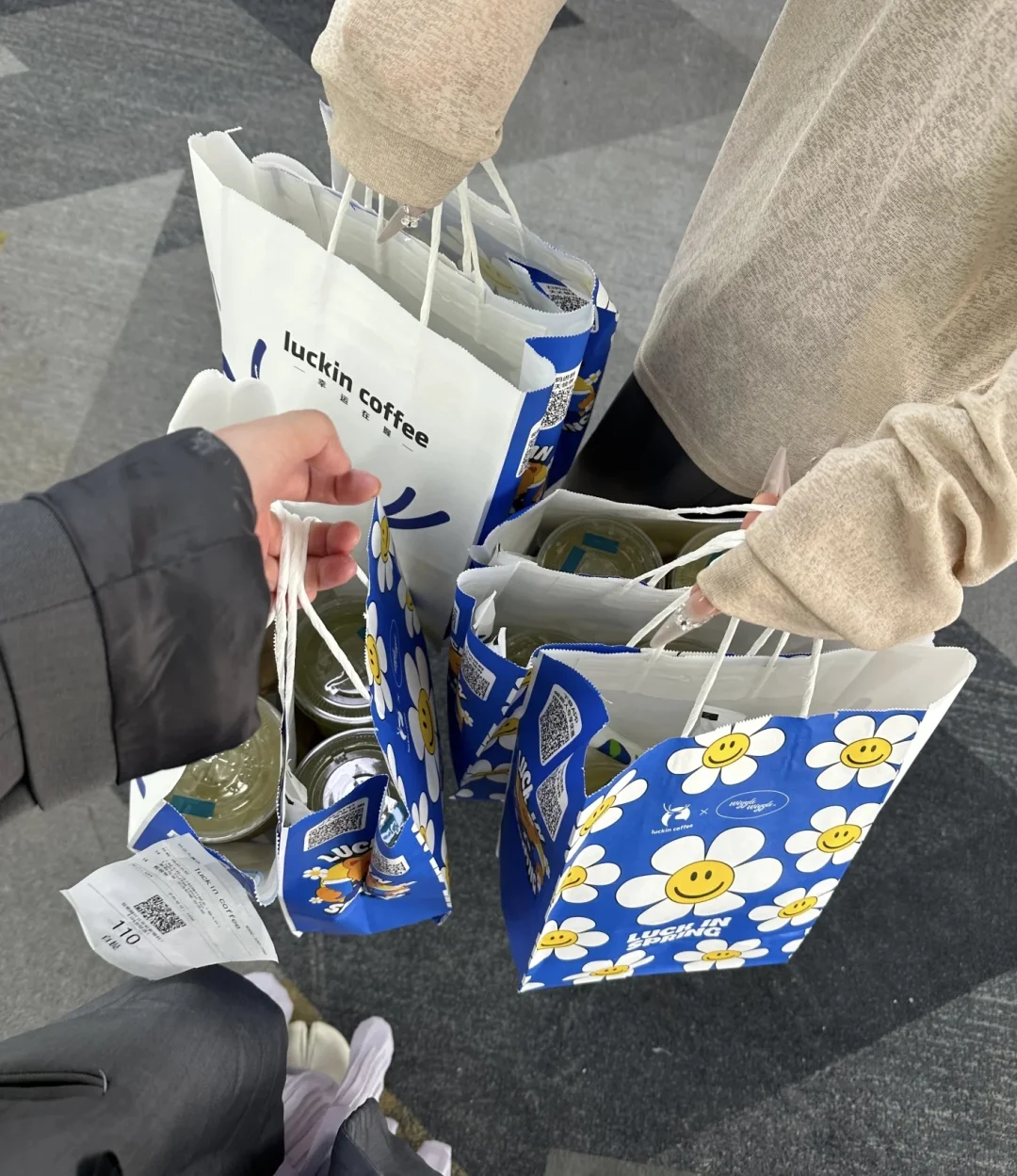 朝九晚六 月休四天➕法休 无责底薪.....