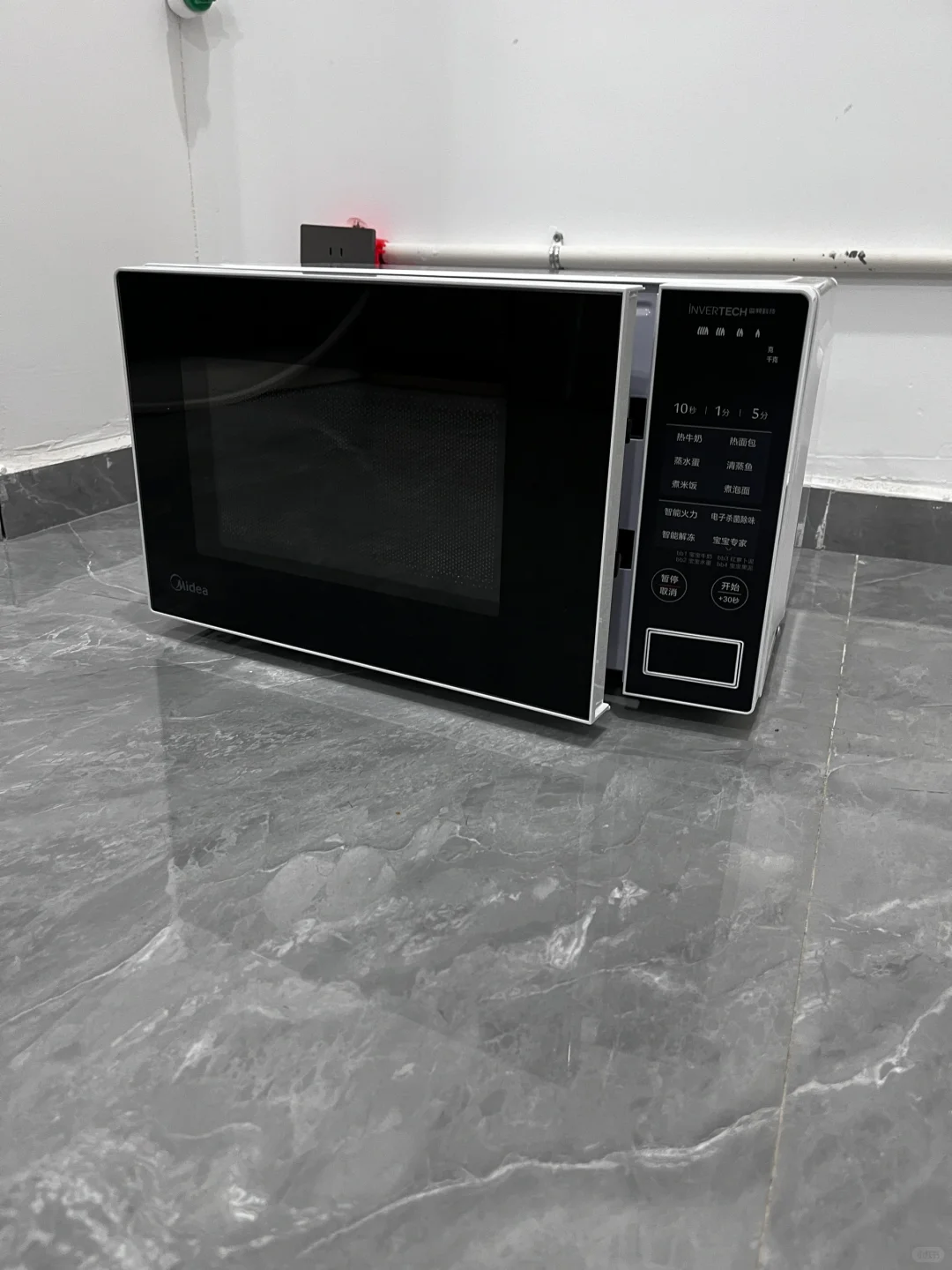 工位还空了一大半，还没有工作的大学生快来！