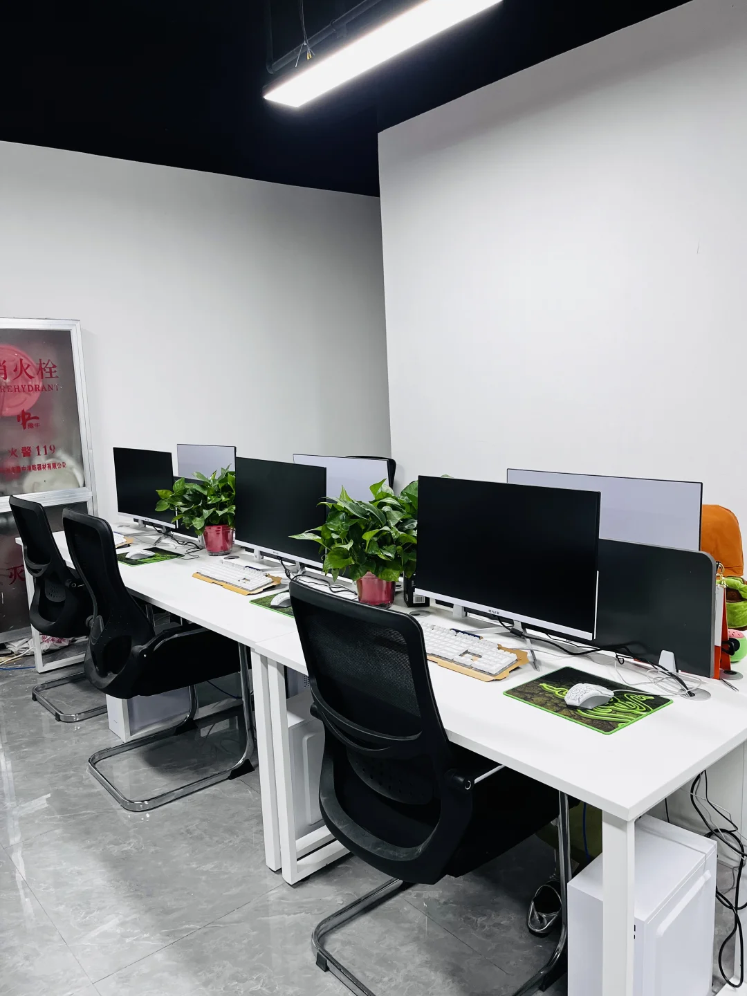 工位还空了一大半，还没有工作的大学生快来！