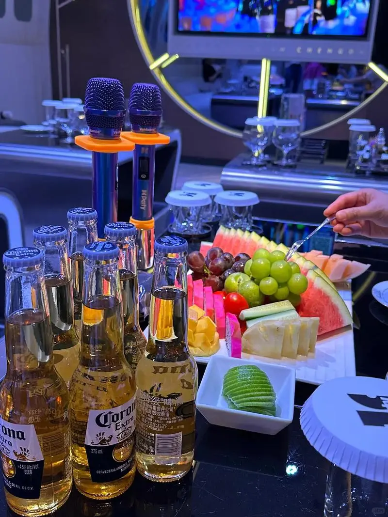 诚聘服务员800-1000天