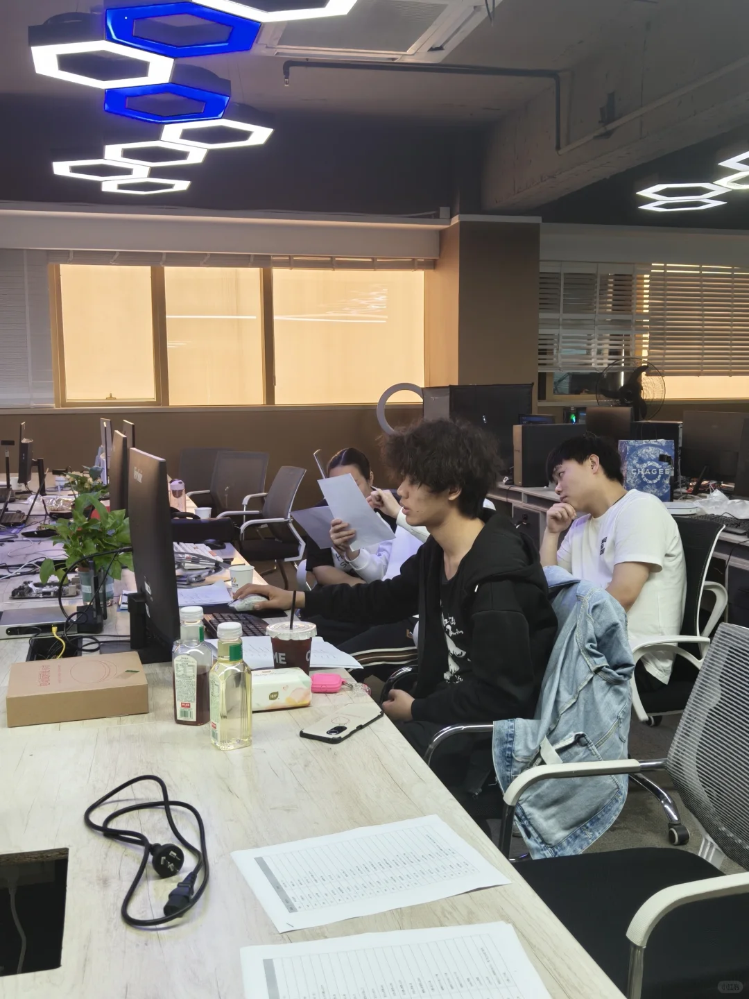 我不太想上班、所以开了个公司。快来人