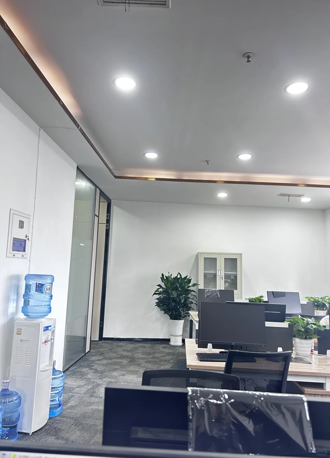 新办公室，缺人把位置坐满