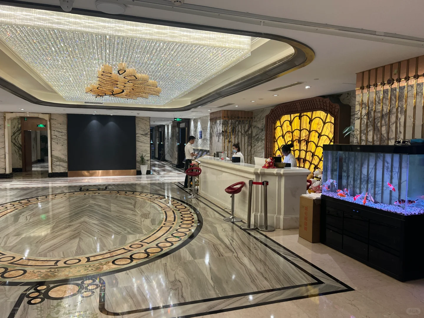 4800～6200急聘前台收银，迎宾，包吃住