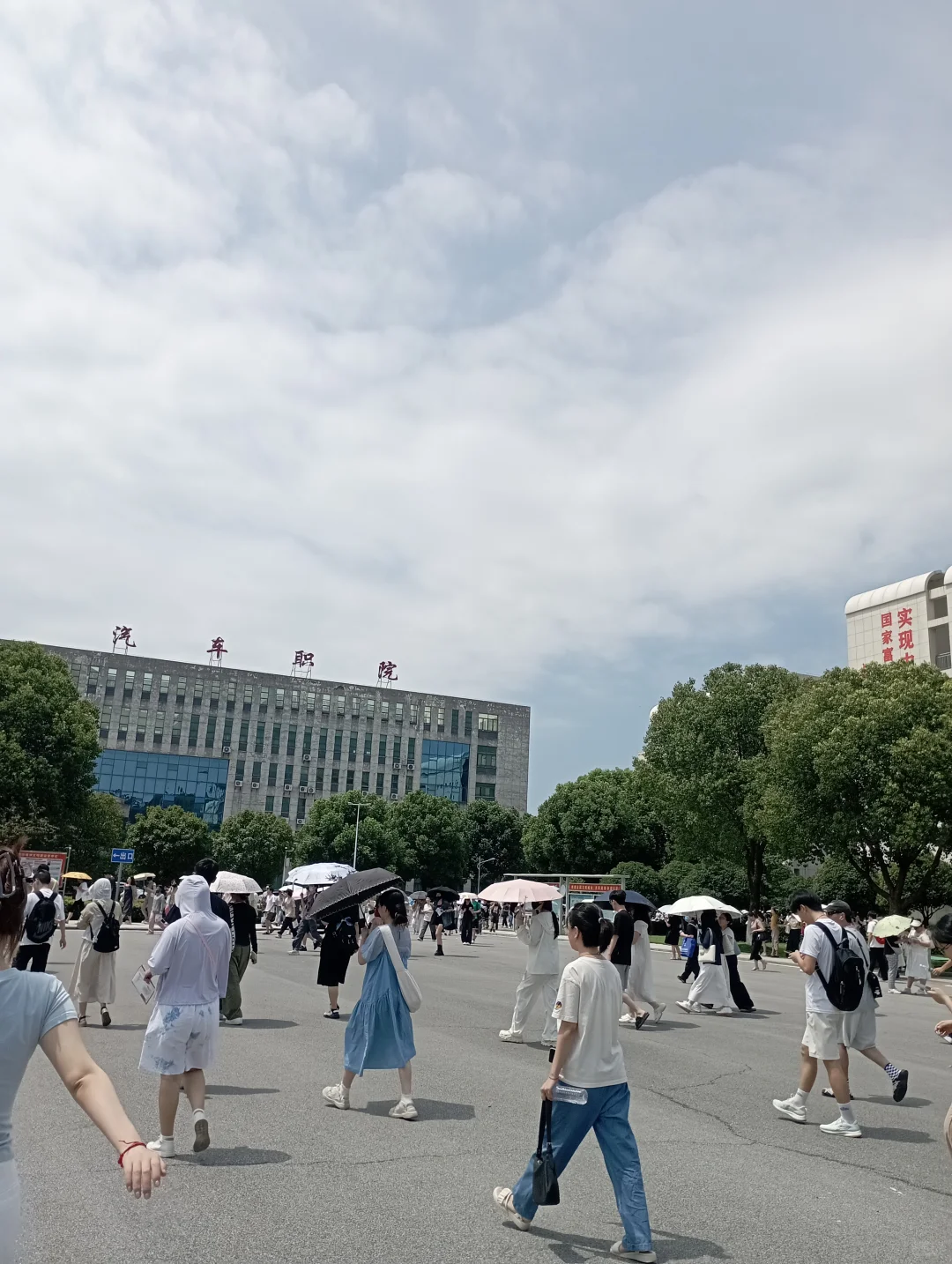 题目难到吐，不是说考公基
