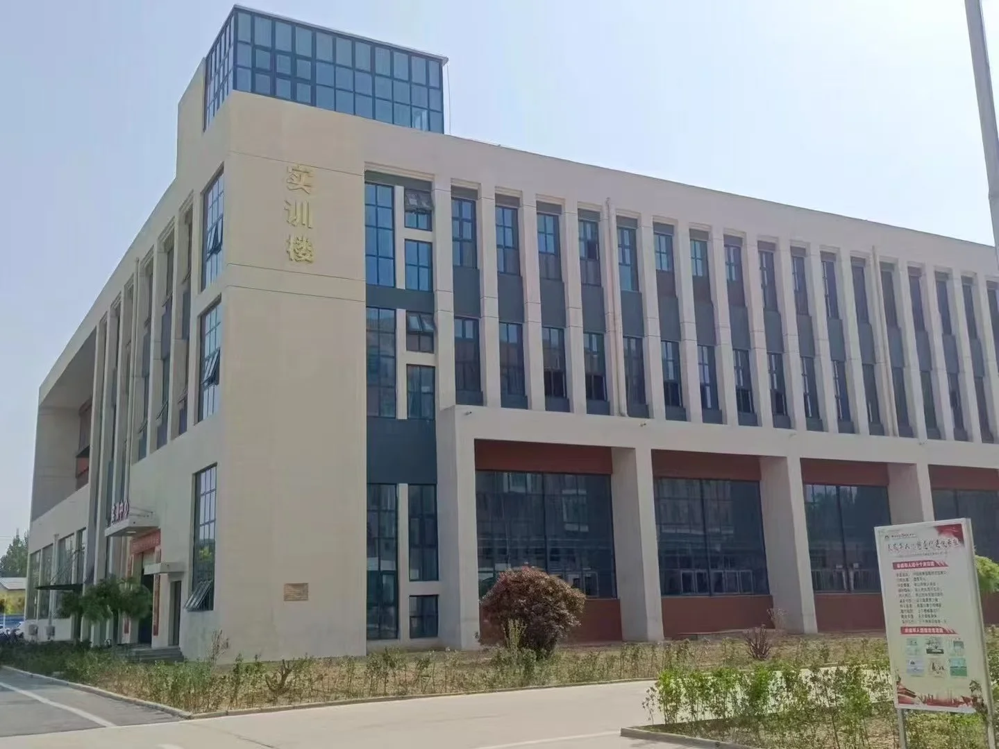 招聘本科以上老师：招聘退伍军人教官