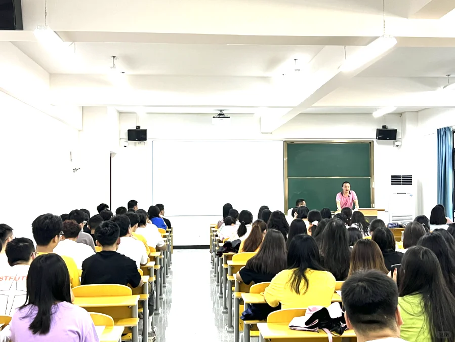 河南大学生“本降专”，就读职校找低端工作