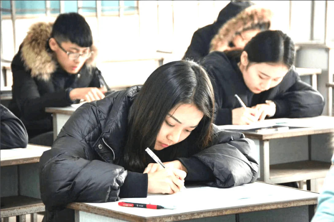河南大学生“本降专”，就读职校找低端工作