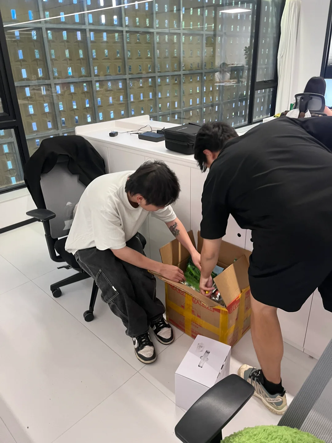 现在的工位都是这样的么？