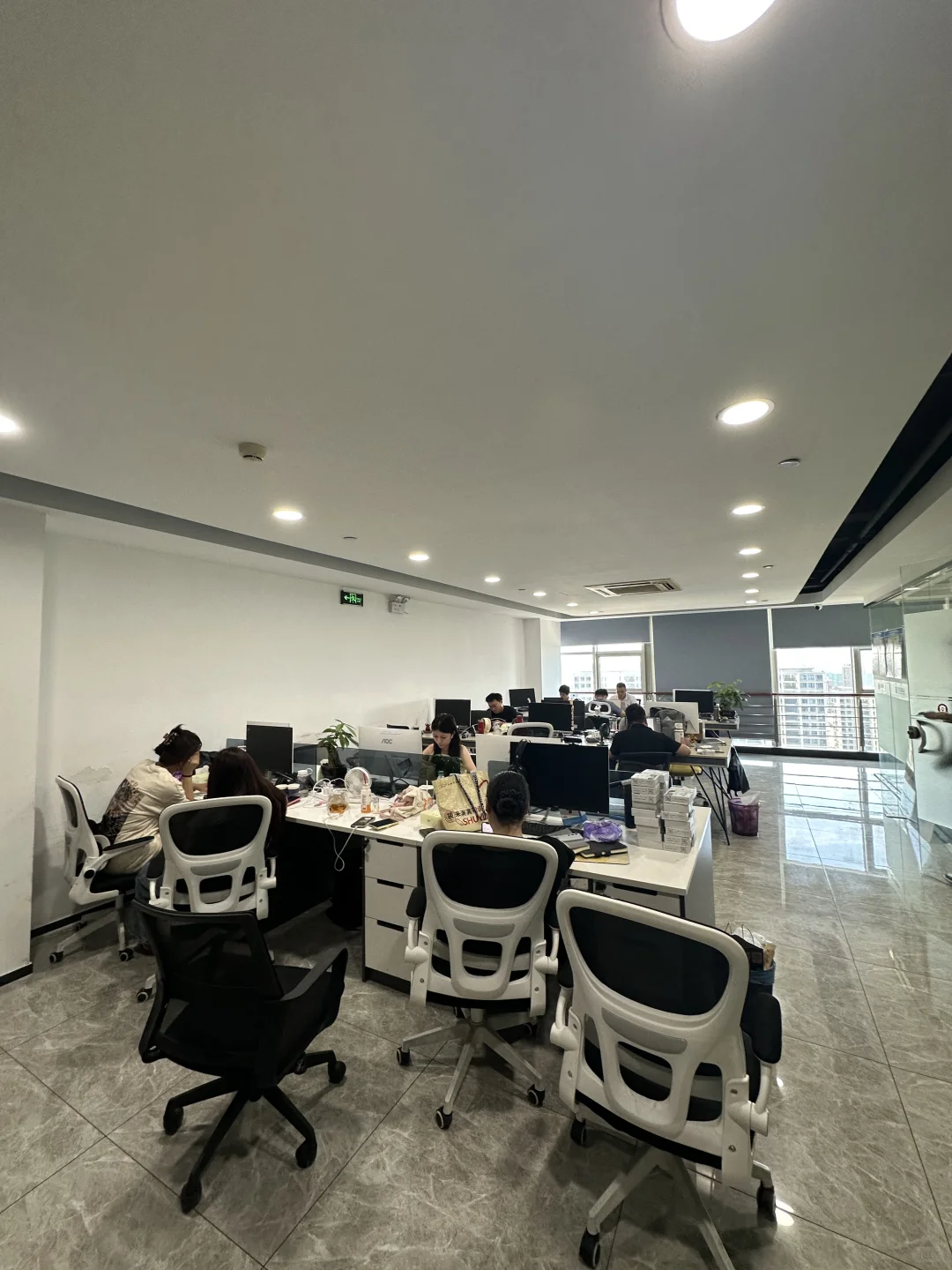 00后刚开公司，现招聘运营跟销售岗位