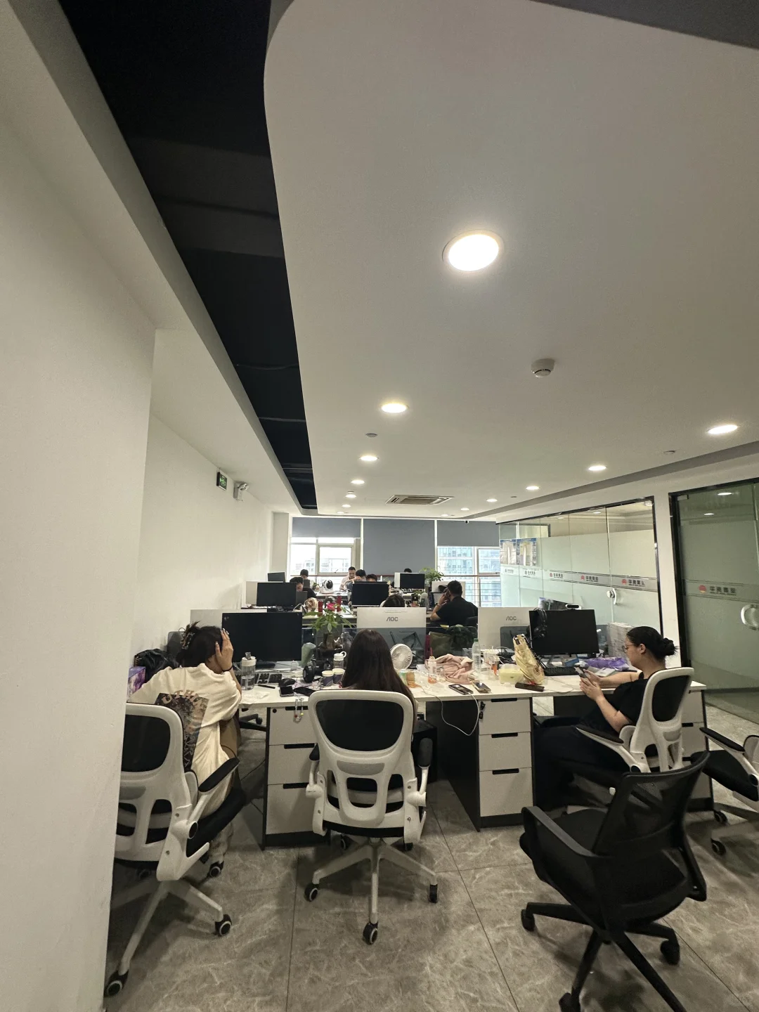 00后刚开公司，现招聘运营跟销售岗位