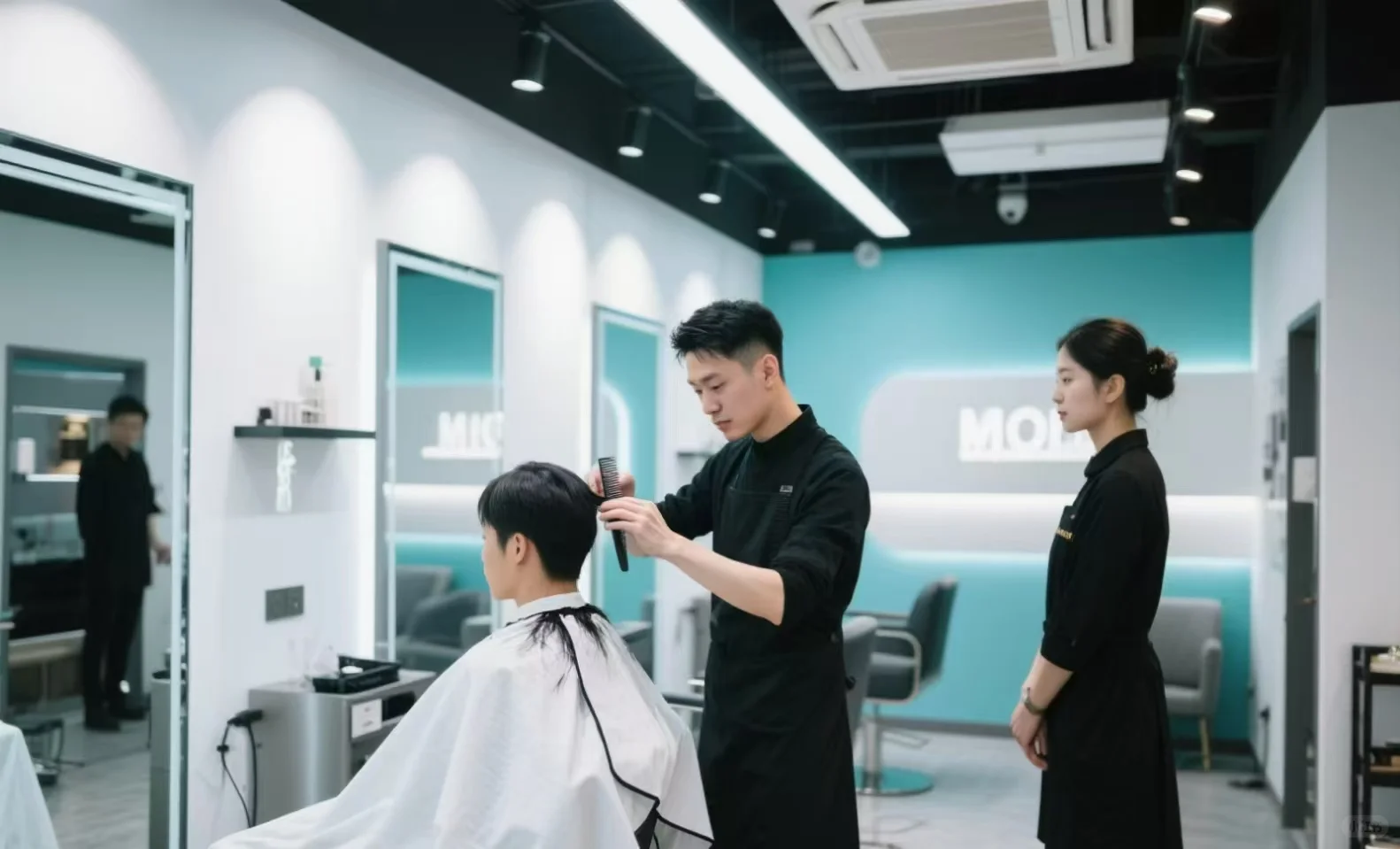 急聘理发师和助理