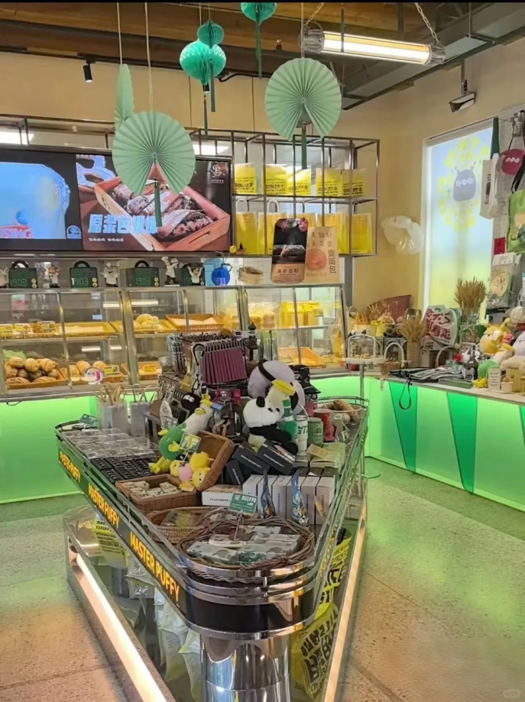 青岛中山路 面包甜品 招聘店员