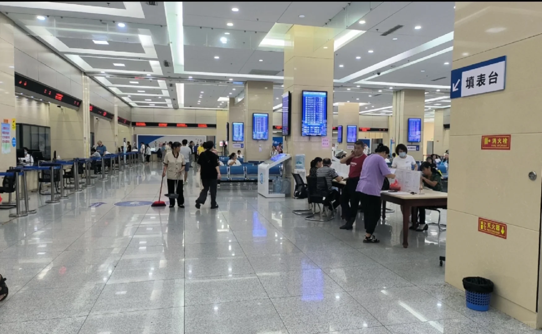 早九晚五周末双休，大专起报的人社局接待