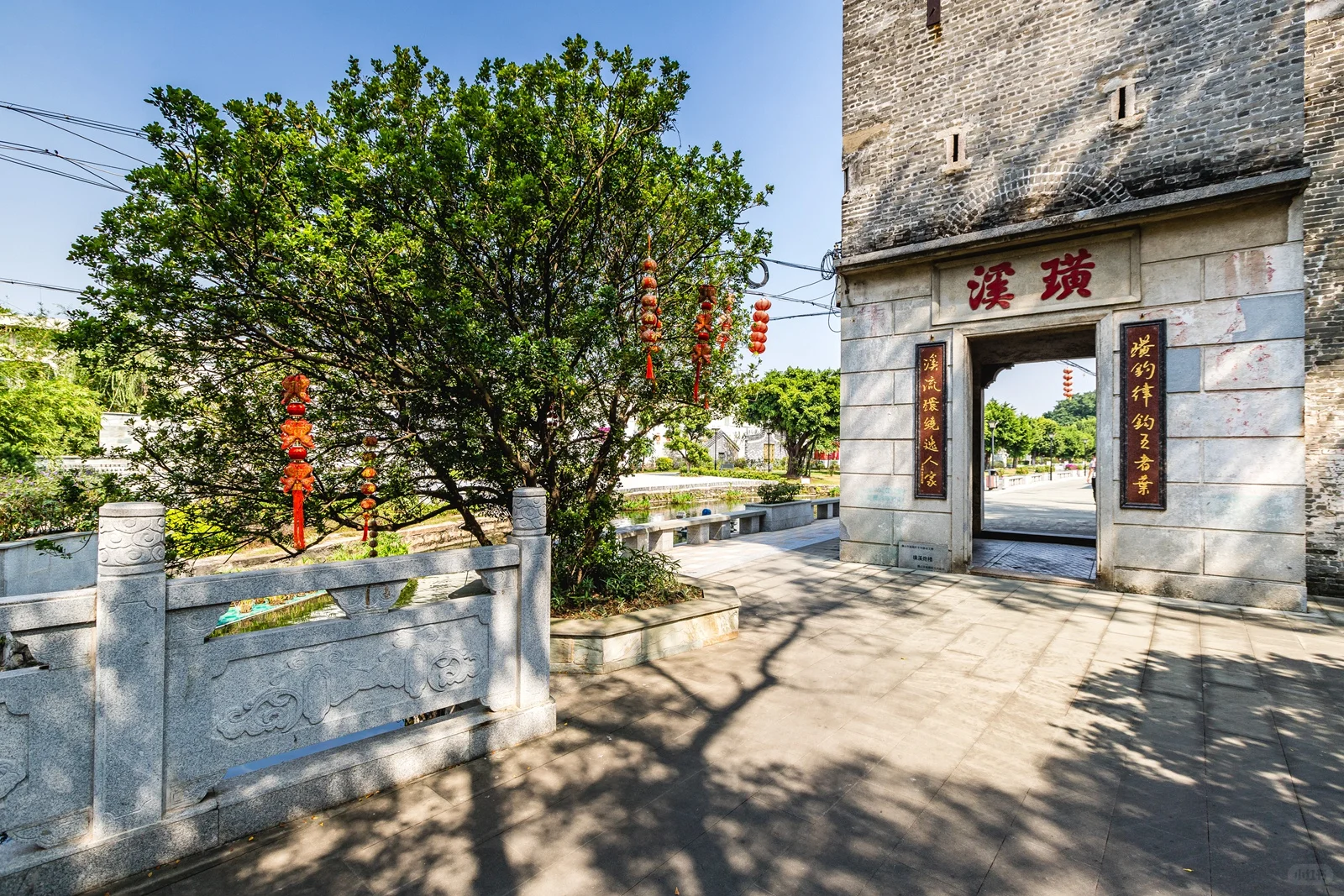 一座村口立着炮楼的800年历史华侨古村