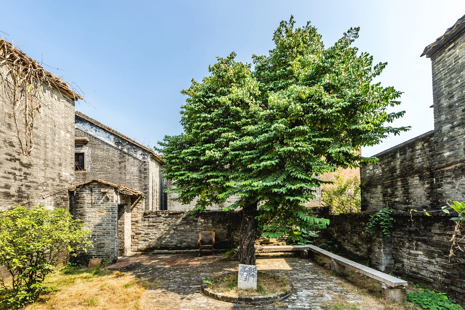 一座村口立着炮楼的800年历史华侨古村