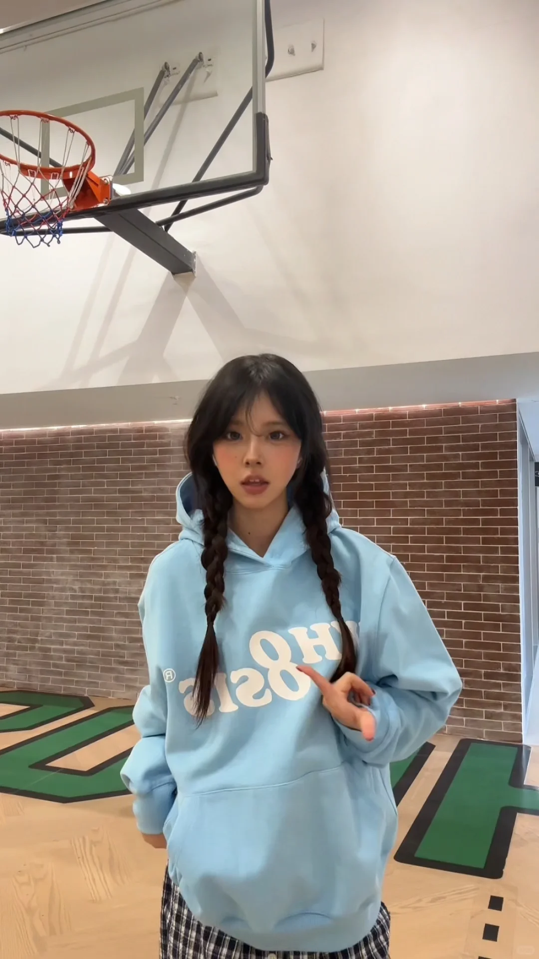 左滑进入WHOOSIS总部当主播👈