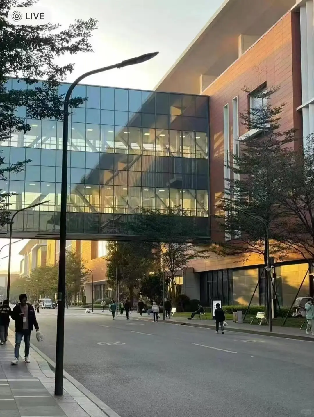 在上海为了一个月7500，进了厂