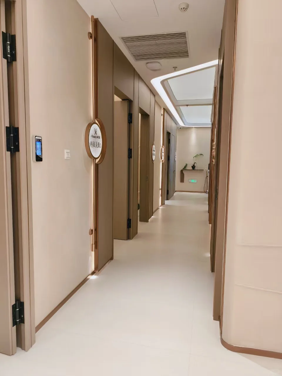 滨江宝龙急招美容师，底薪9000+