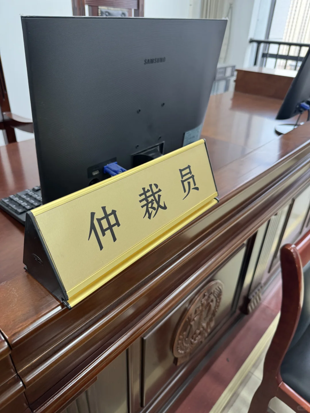 一边工作一边领失业金，反告公司不签合同？