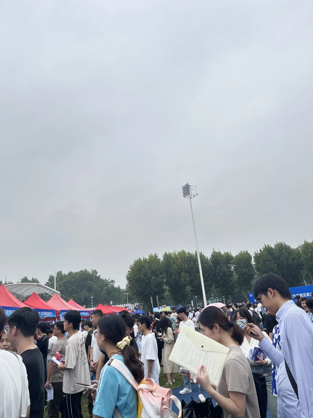 华科招聘会，人多到根本走不动道