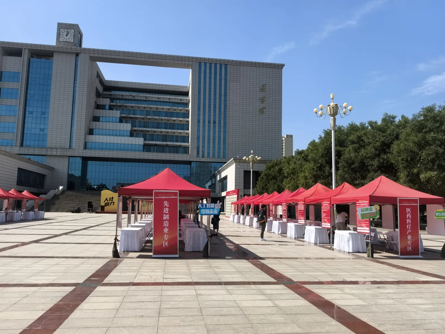 河北双选会现场～石家庄学院双选会进行中