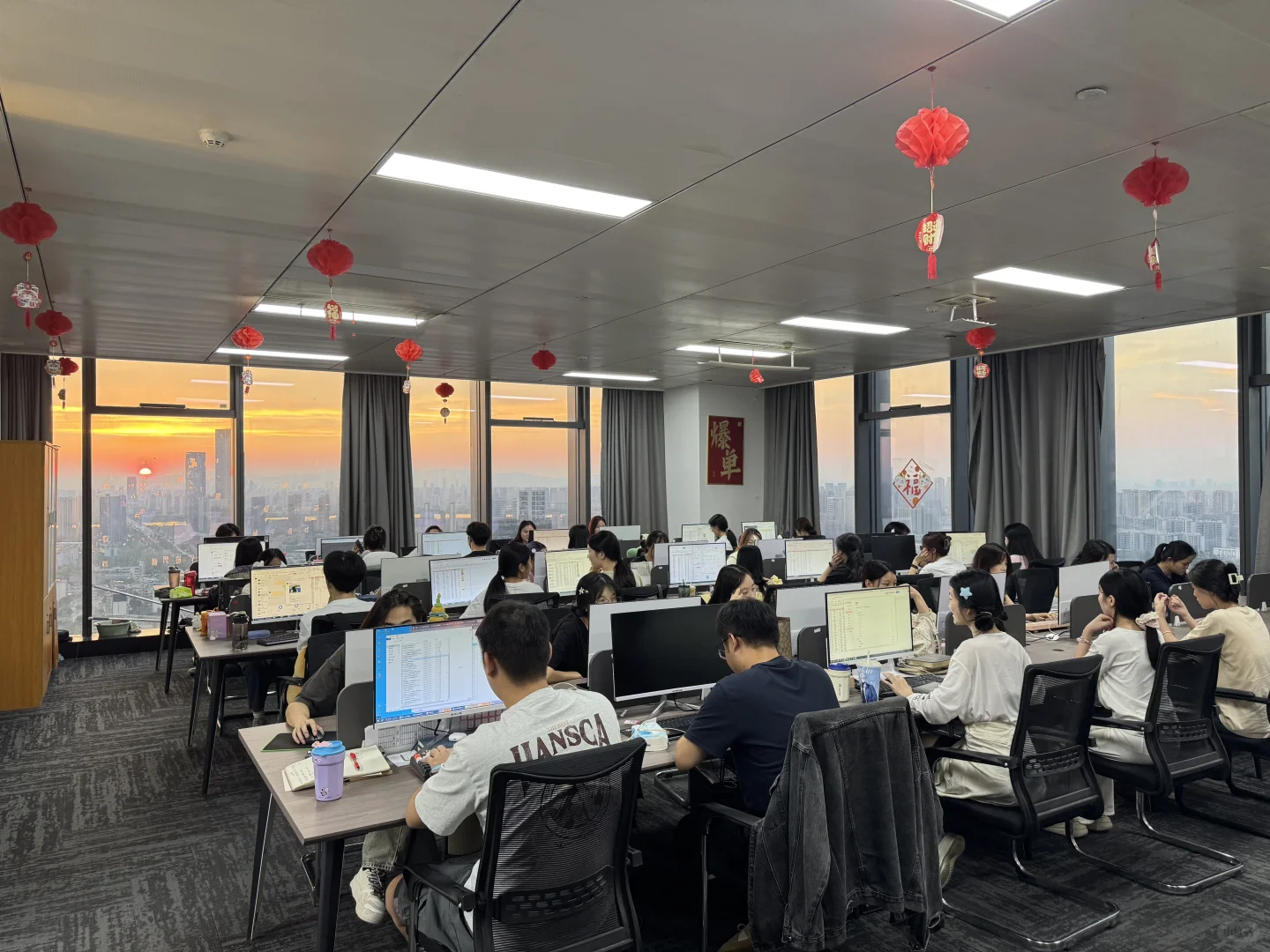 双休公司招聘中！快投简历别错过