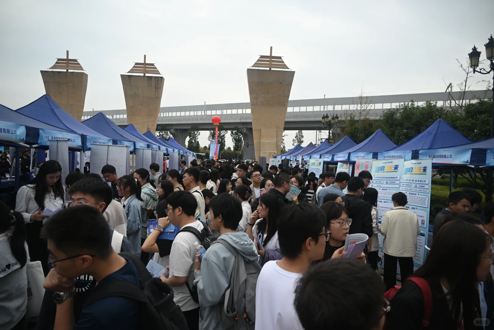 西交招聘会之人挤人