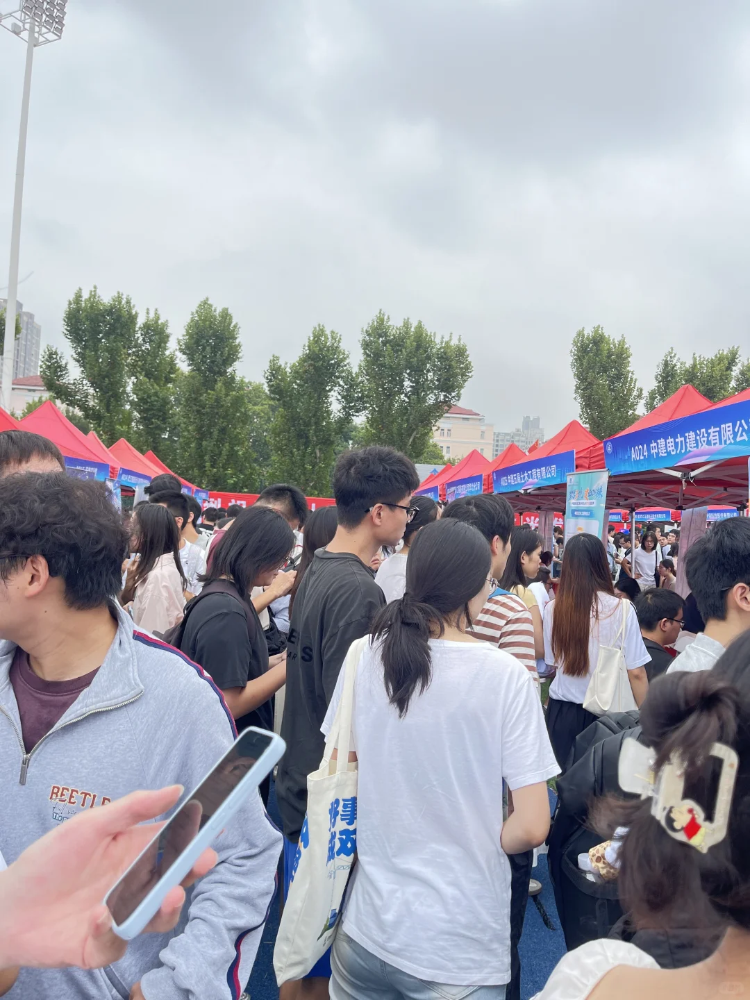 华科招聘会，人多到根本走不动道