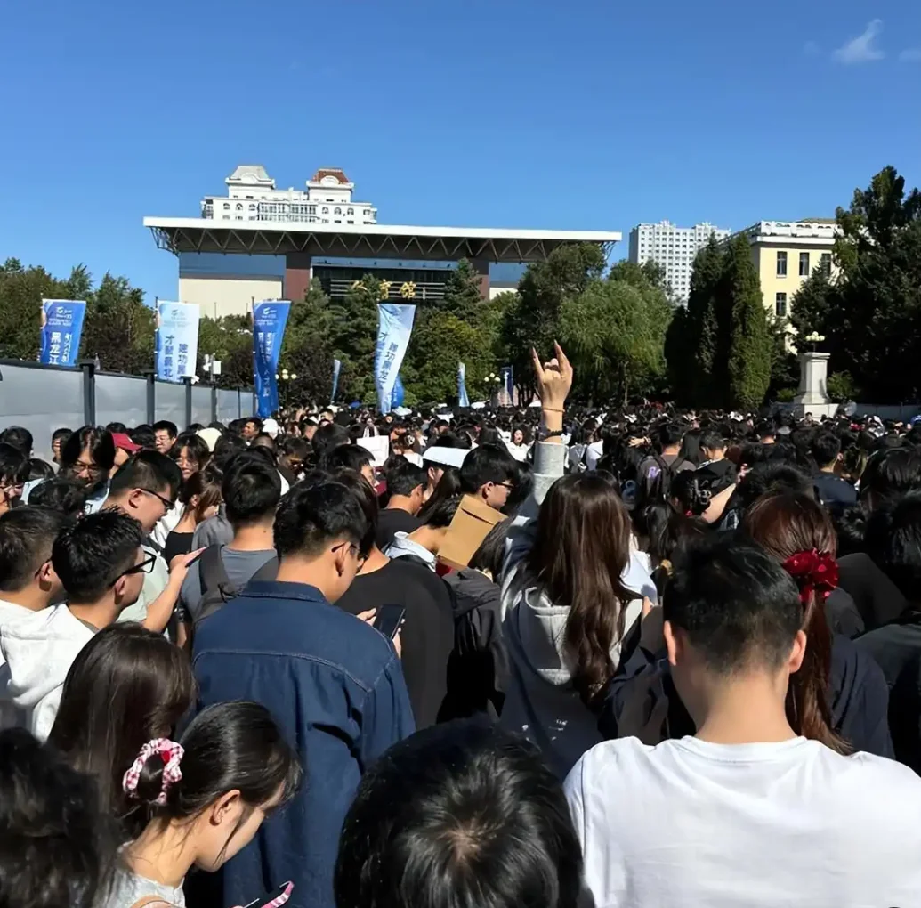 11 万硕博挤爆招聘会：读书无用or时代无奈