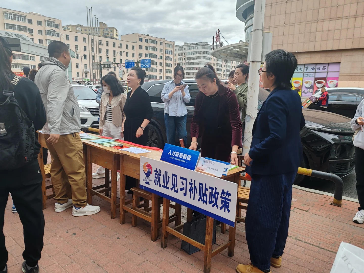 两场招聘会，截然不同的感觉。